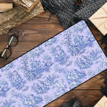 Élégant vintage violet turquoise toile de jouy<br><div class="desc">Elégant tapis de bureau turquoise vintage violet de toile de jouy monogramme. Les gravures de toile sont un véritable régal en ce moment, c'est un motif élégant et orné de toile de jouy vintage qui présente une belle scène romantique de la campagne française. Ce style motif est actuellement tendance pour...</div>