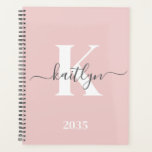 Élégant violet rose gris script Monogramme<br><div class="desc">Ce simple, élégant rose vif 8, 5 x 11 mou planner avec votre prénom dans une police de script tendance en gris et votre première initiale dans une police casquette moderne en blanc est parfait pour vous. C'est design, tendance et pourtant très classique. Il facilitera la tenue des rendez-vous, des...</div>