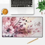 Elégante aquarelle moderne Floral Nom personnalisé<br><div class="desc">Elégante aquarelle moderne Floral Nom personnalisé Mat de bureau dispose d'une fleur d'aquarelle rose violet avec des feuilles et personnalisée avec votre nom dans script de calligraphie moderne. Un cadeau parfait pour la famille et les amis pour l'anniversaire, Noël, Fête des Mères, Grands-parents, soeur, femme, petite amie, partenaire, meilleurs amis,...</div>