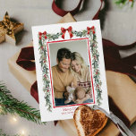 Elégante carte photo de Noël botanique<br><div class="desc">Envoyez des réjouissances avec ce Carte photo de Noël Botanical Bow,  avec un arc rouge festif,  des accents de verdure,  et votre photo préférée. Personnalisez-vous facilement pour un accueil de vacances intemporel. Visitez la collection pour plus d'articles correspondants !</div>