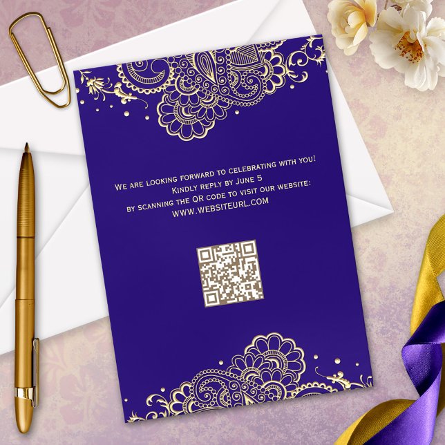 Elégante carte RSVP Henna en or violet (Elegant purple wedding RSVP card featuring a gold styled henna or tattoo inspired design)