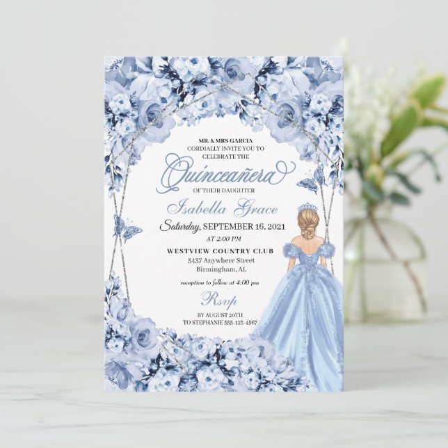 Elégante Dusty Blue Floral Quinceanera Invitation (Debout devant)