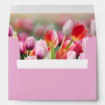 Élégante enveloppe colorée de fleurs de tulipe