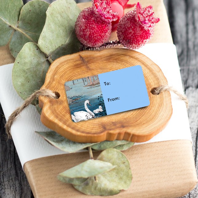 Élégante étiquette cadeau bébé cygne blanc (Beautiful white mother swan swimming in lake with baby on blue gift tag label.)