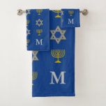 Élégante étoile juive de David Menorah Monogramme<br><div class="desc">Élégant ensemble de serviettes de bain monogrammées à thème juif, montrant l'étoile faux or et argent de DAVID et MENORAH dans un motif carrelé contre un arrière - plan bleu israélien. Le coin inférieur droit a un MONOGRAMME PERSONNALISABLE pour que vous puissiez ajouter votre propre initiale. Idéal pour Hanoukka et...</div>