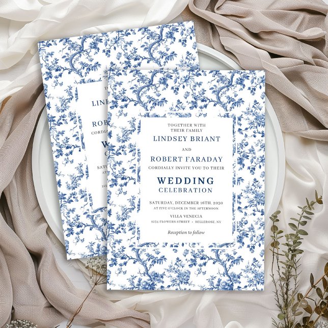 Élégante invitation de mariage florale en toile bl (Elegant Dusty Blue Toile Floral Wedding Invitation)