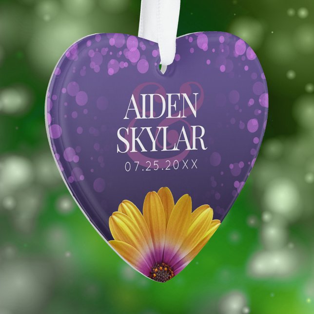 Elégante Marguerite dorée avec Mariage à Parties s (Elegant Golden Daisies with Purple Glitter Wedding Acrylic Ornament Cover Photo.)