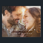 Élégante mémoire photo en couple | Puzzle romantiq<br><div class="desc">Célébrez l'amour et la joie avec notre belle photo de puzzle, un cadeau parfait pour un couple aimant en toute occasion. Ce puzzle personnalisé capture des moments chéris, que ce soit pour un fiançailles, une fête de mariée, un mariage ou un anniversaire. Ajoutez une photo fantastique, les noms du couple,...</div>