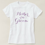 Élégante mère des t-shirts du marié | Lavande<br><div class="desc">Élégante mère des t-shirts du marié | Lavande. Idée cadeau stylisée pour maman à la fête de mariage. Texte mauve personnalisable.  Créez-en un pour d'autres membres de votre famille.</div>