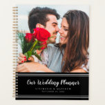 Elégante photo moderne Wedding planner noir & blan<br><div class="desc">Organisez-vous pour votre mariage avec ce wedding planner moderne ! Le design élégant dispose d'un modèle moderne pour votre photo fiançailles préférée. "Notre Wedding planner", les noms de couples et la date de mariage sont complétés par des lettres et des scripts élégants sur un double cadre noir et blanc bande...</div>