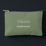 Élégante pochette d'accessoires Sage Green Bridesm<br><div class="desc">Élégante pochette d'accessoires Sage Green Bridesmaid, s'il vous plaît personnaliser le nom de la servante, en utilisant le modèle de personnalisation en ligne avant de commander. Le modèle de personnalisation peut également être facilement utilisé pour personnaliser la conception d'autres rôles d'invités mariages, comme Maid of Honor, en modifiant le texte...</div>