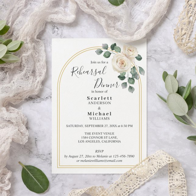 Elégante Rose blanche moderne et Mariage d'arc dor (Flat lay spring floral watercolor white roses garden elegant wedding rehearsal dinner invitation)