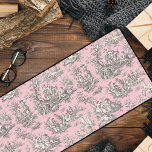 Elégante toile de jouy rose vintage<br><div class="desc">Elégant tapis de bureau monogramme vintage rose gris toile de jouy. Les gravures de toile sont un véritable régal en ce moment, c'est un motif élégant et orné de toile de jouy vintage qui présente une belle scène romantique de la campagne française. Ce style motif est actuellement tendance pour la...</div>