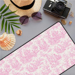 Elégante toile rose vintage de jouy<br><div class="desc">Élégant tapis de bureau monogramme vintage rose de toile de jouy. Les gravures de toile sont un véritable régal en ce moment, c'est un motif élégant et orné de toile de jouy vintage qui présente une belle scène romantique de la campagne française. Ce style motif est actuellement tendance pour la...</div>