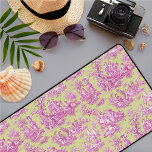 Elégante toile rose vintage et verte de jouy<br><div class="desc">Elégant tapis de bureau monogramme vintage rose verdoyant de toile de jouy. Les gravures de toile sont un véritable régal en ce moment, c'est un motif élégant et orné de toile de jouy vintage qui présente une belle scène romantique de la campagne française. Ce style motif est actuellement tendance pour...</div>