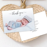 Élégante typographie Nouveau-né Baby Photo Merci<br><div class="desc">Simple Moderne Élégant Calligraphie Script Photo Nouveau-né Carte de Faire-part de naissance Merci bébé. Dispose d'un beau texte "merci" dans une calligraphie manuscrite swash tail script de police en gris. Message personnel préfabriqué à l'arrière en noir et blanc. Super pour le baby shower merci et pour le faire-part de naissance....</div>