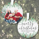 Élégante verdure Joyeux Noël Famille Photo<br><div class="desc">Nom personnalisé Élégant Verdure Joyeux Script de Noël Famille Photo Personnalisée Ornement Daté. Créez une tenue de vacances personnalisée avec cet élégant ornement de Noël, avec une grande photo de famille encadrée par une végétation botanique luxuriante. Le haut présente un dégradé blanc sans soudure qui se fond en branches de...</div>