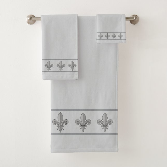 Élégantes fleurs de Lis chic sur gris argent clair (En situation)
