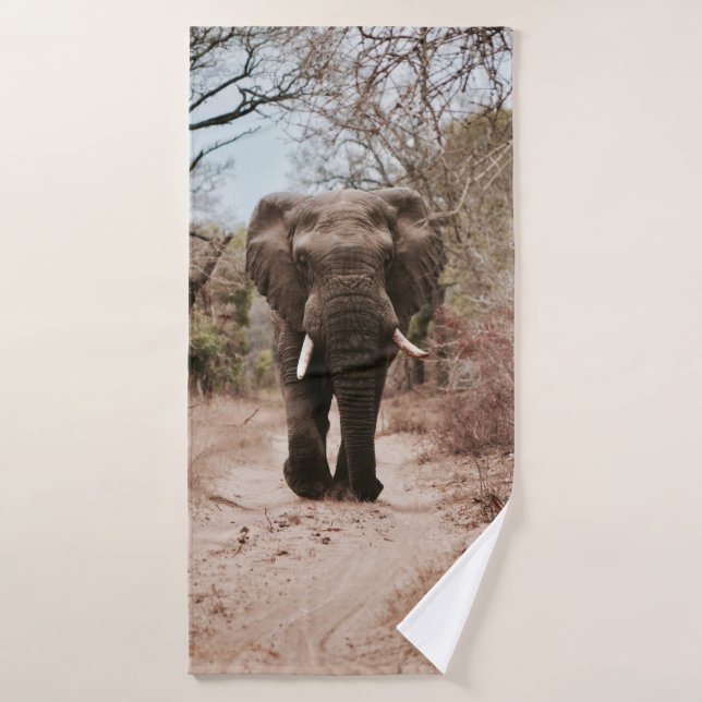 ÉLÉPHANT NOIR MARCHANT SUR SABLE BROWN (Serviette de bain)