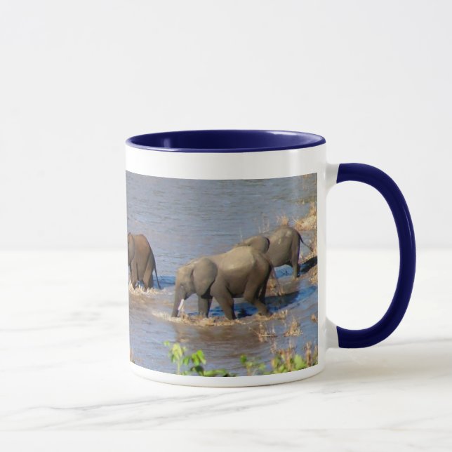 Éléphants croisant la tasse de rivière de (Droite)