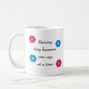 Élevant les humains minuscules une tasse à la fois