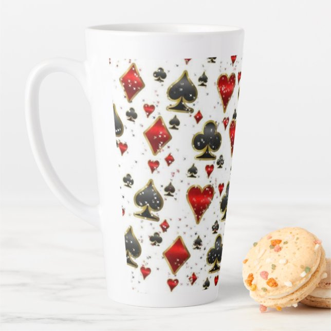 Élever vos nuits de poker Latte Mug (En situation)