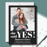 Elle A Dit Oui Fiançailles Photo Faire-part<br><div class="desc">Elle a dit Oui ! Faites connaître à votre famille et à vos amis vos nouvelles grâce à cette carte de faire-part fiançailles moderne. Il présente une typographie audacieuse et élégante en blanc sur un arrière - plan noir. Facilement personnalisable avec votre photo.</div>