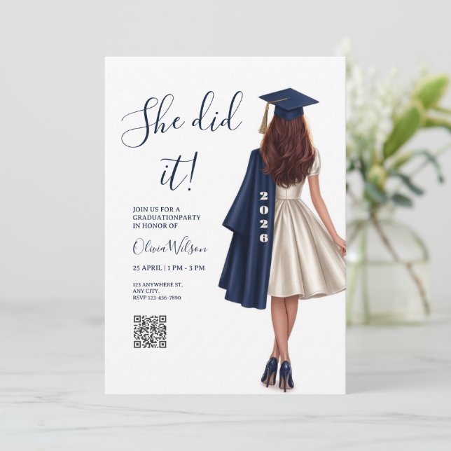 elle a fait des invitations de remise de diplôme,  (Debout devant)