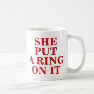 Elle a mis une bague sur elle Mug Fiançailles Vale