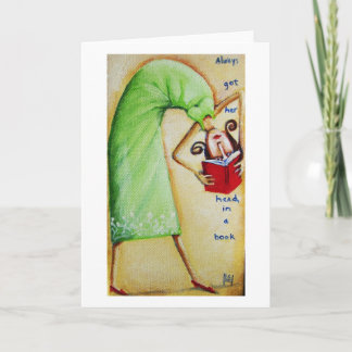 Elle a toujours la tête dans une carte de livre