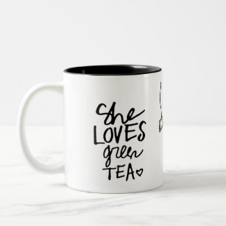 elle aime la tasse de thé vert