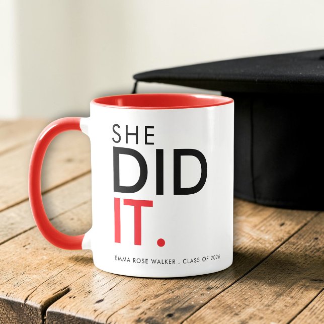 Elle l'a fait Mug déclaration de remise des diplôm (Créateur téléchargé)