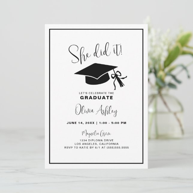 Elle L'A Fait Photo Graduation Invitation (Debout devant)