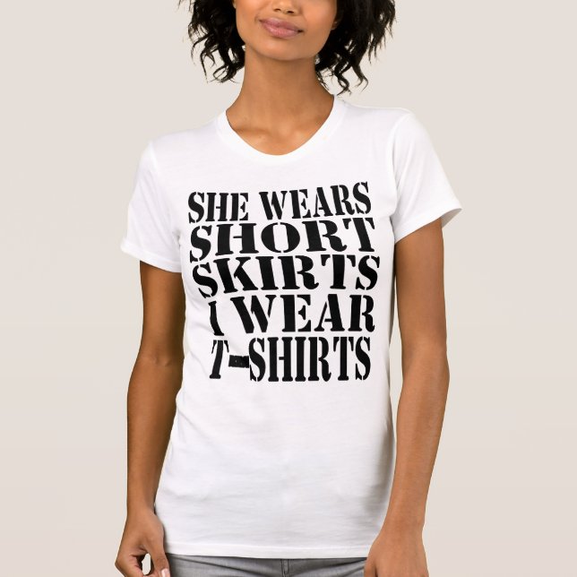 elle porte des jupes courtes et des t-shirts (Devant)