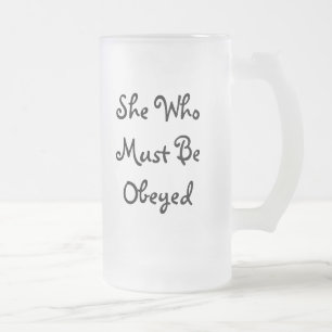 Elle qui doit être tasse obéie