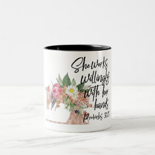 Elle Travaille Avec Volonté Avec Ses Mains / Mug À