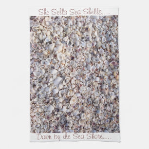 Elle vend des coquilles de mer par la serviette de