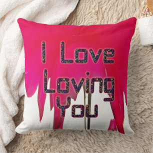 Embrace the Love : Saint Valentin Coussin