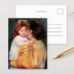Embrasse maternelle | Carte postale Mary Cassatt<br><div class="desc">Maternal Kiss (1896) de Mary Cassatt est une représentation touchante d'un moment tendre entre une mère et un enfant. Le tableau saisit le lien intime pendant que la mère embrasse doucement son enfant, les deux figures rendues avec des coups de pinceau doux et délicats. L'utilisation de couleurs chaudes par Cassatt...</div>
