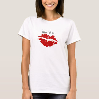 Embrassez ce T-shirt rouge de lèvres