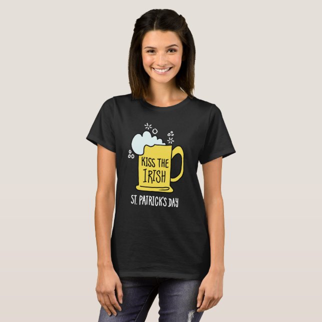Embrassez le T-shirt noir Saint-Patrick de la bièr (Devant entier)