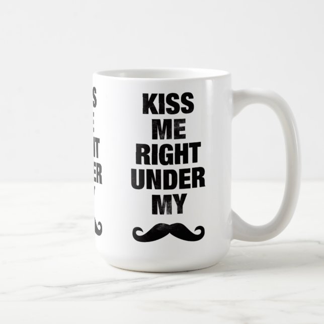 Embrassez-moi sous mes tasses de moustache (Droite)
