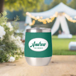 Emerald Green Stylisé Mariage Groomsman<br><div class="desc">Offrez à votre toiletteur mariage ce croustillant en acier inoxydable tendance et personnalisé avec son nom en écriture stylisée dans un design blanc et ovale. La couleur et le script de l'Arrière - plan est vert émeraude. Personnalisez votre cave à vin en éditant et en remplaçant le nom par le...</div>