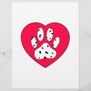 Empreinte de patte dalmate dans le coeur rouge