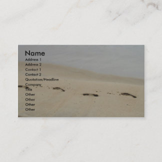 Empreintes de pas dans le carte de visite de sable