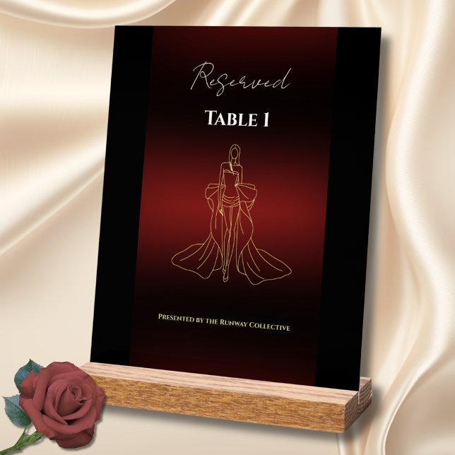 En Acrylique Panneau de numéro de table réservée pour gala de m (Chic runway fashion show table sign. Premium burgundy black and gold custom VIP seating marker.)