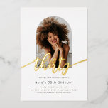 En Aluminium Arc moderne Photo 30th Birthday Foil Invitation<br><div class="desc">Cette invitation moderne minimaliste de 30 ans présente un cadre photo élégant en forme d'arc et d'élégants motifs en feuille dans votre choix d'or, d'or rose ou d'argent. Le design épuré permet à votre photo de prendre le centre de la scène, tandis que le script élégant et le papier d'aluminium...</div>
