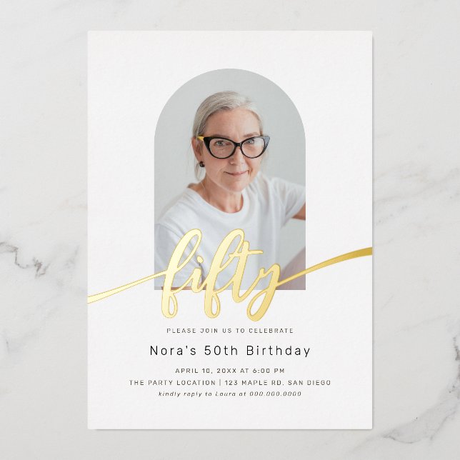 En Aluminium Arc moderne Photo 50th Birthday Foil Invitation (Recto)