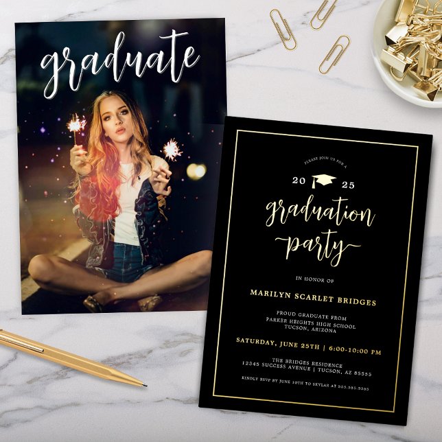 En Aluminium Invitation à la graduation chic moderne noir et or (Elegant black and gold foil modern graduation party invitation with photo and graduate class of chic)