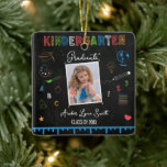 En Céramique Chalkboard Kindergarten Graduation Ornement<br><div class="desc">Célébrez le jalon de votre enfant grâce à l'Ornement personnalisé de finition de jardin d'enfants Chalkboard. Ce charmant ornement est décoré d'un joli tableau de bord, parfait pour commémorer leur réalisation spéciale. Personnalisable avec le nom de votre enfant et son année de graduation, il ajoute une touche personnelle à votre...</div>